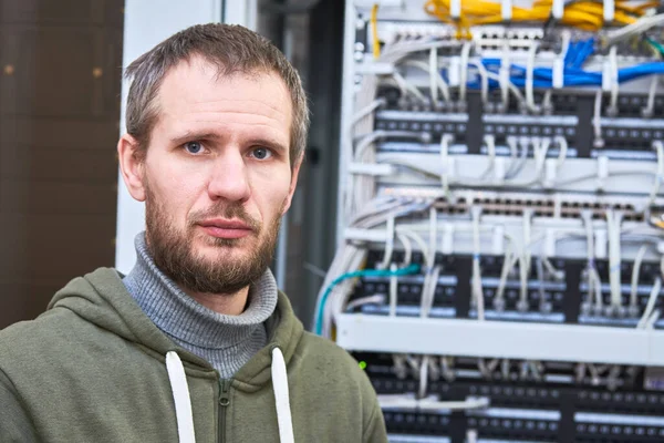 Network engineer admin works with server equipment — Stock Photo, Image