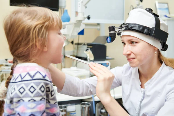 Ucho, nos, prohlídka krku. lékař s dítětem a endoskopem. otolaryngologie — Stock fotografie