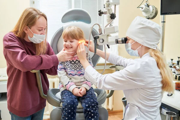 Orecchio, naso, esame della gola. medico con un bambino ed endoscopio. otolaringoiatria — Foto Stock