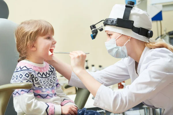 Examen de oído, nariz, garganta. médico con un niño y endoscopio. otorrinolaringología —  Fotos de Stock