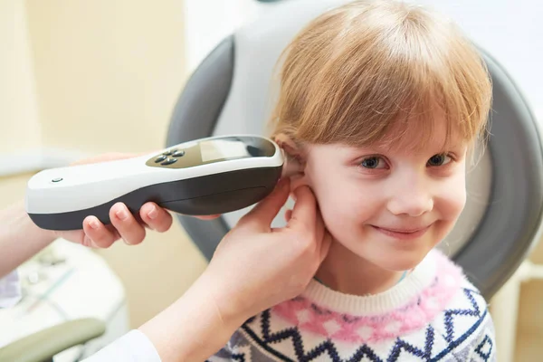 ENT läkarundersökning av liten flicka — Stockfoto