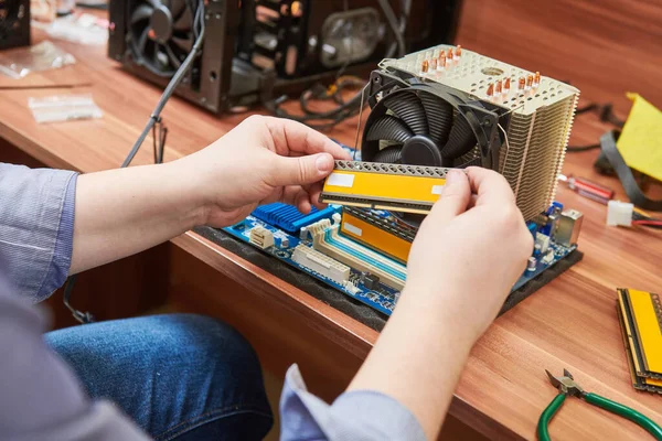 Atualização de manutenção de computador e serviço de reparo de garantia — Fotografia de Stock