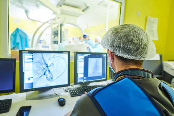 Girişimsel Kardiyoloji. Erkek cerrah doktor operasyonda