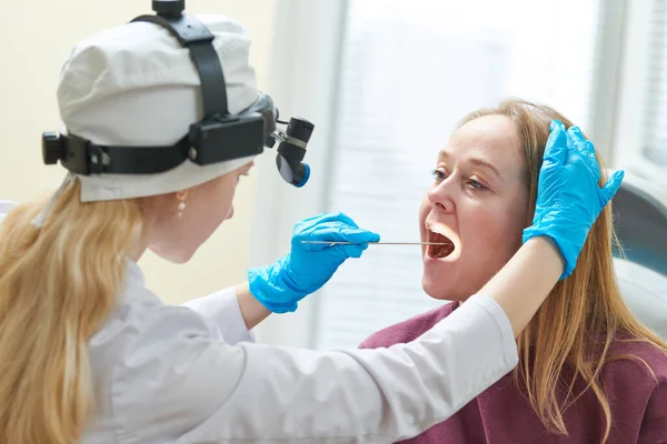 Oor-, neus-, keelonderzoek. arts eximiteer een volwassene met endoscoop. otolaryngologie — Stockfoto