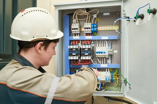 Electrician work. Installing equipment in switchbox. current breaker installation — Stock Photo, Image