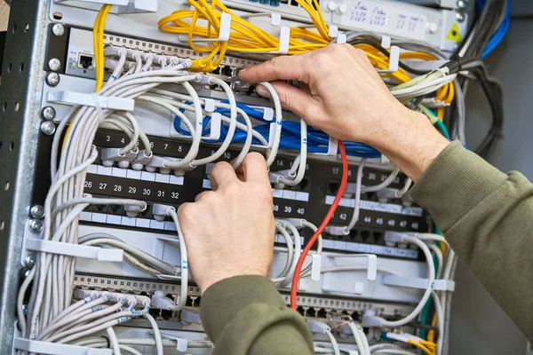 Network engineer admin werkt met serverapparatuur — Stockfoto