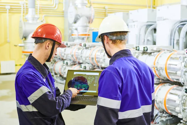 Ipari technikusok dolgoznak az energiaellátó gyárban — Stock Fotó
