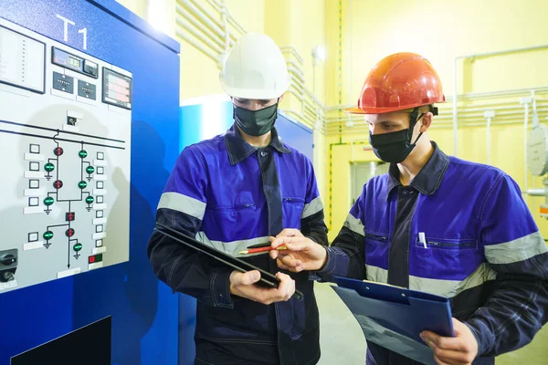 Técnicos industriales trabaja en la fábrica de suministro de energía eléctrica — Foto de Stock