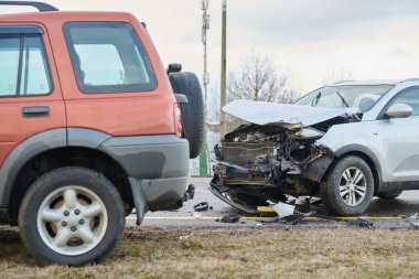Sokakta araba kazası. Hasarlı otomobiller