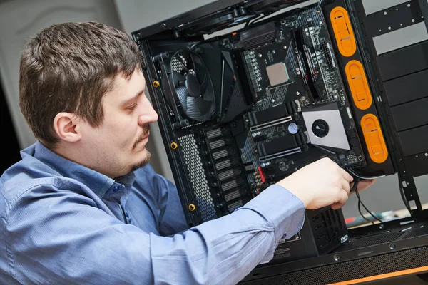 Computer onderhoud en garantie reparatie service. Upgrade desktopcomponenten — Stockfoto