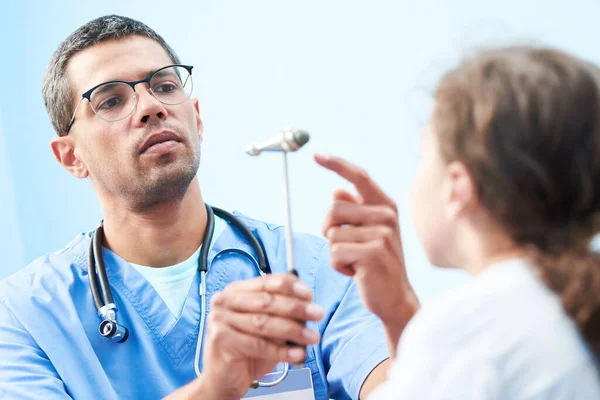 Médico neurólogo africano diagnostica niña en clínica — Foto de Stock