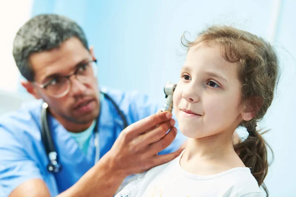 Examen médico otorrinolaringólogo de niña por médico africano —  Fotos de Stock