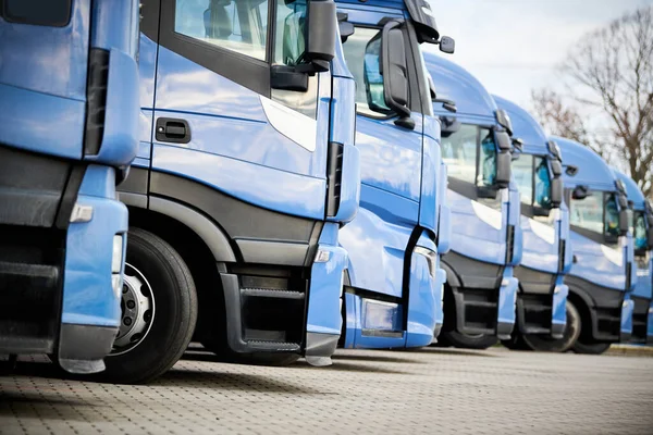 Logistiek Transport Bedrijf Vloot Van Commerciële Levering Vrachtwagen Rij Goederen — Stockfoto