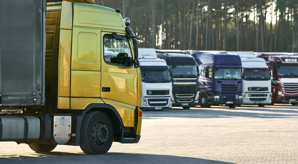Lastbilsparkering Med Tung Lastbil Framför Begreppet Frakt Och Logistik — Stockfoto