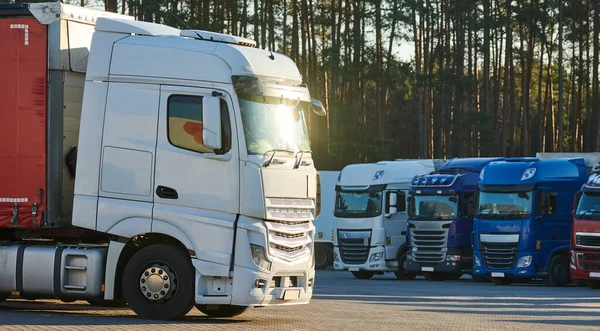 Parking Dla Samochodów Ciężarowych Ciężarowych Przodu Transport Towarowy Logistyka Koncepcji — Zdjęcie stockowe