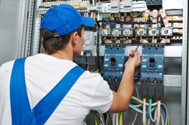 Elektrik mühendisi, tamirci ya da sigorta kutusunda çalışan elektronik ekipman müfettişi..