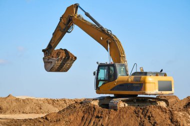 kazı makinası yükleyici şantiyede hafriyat işleri yapıyor