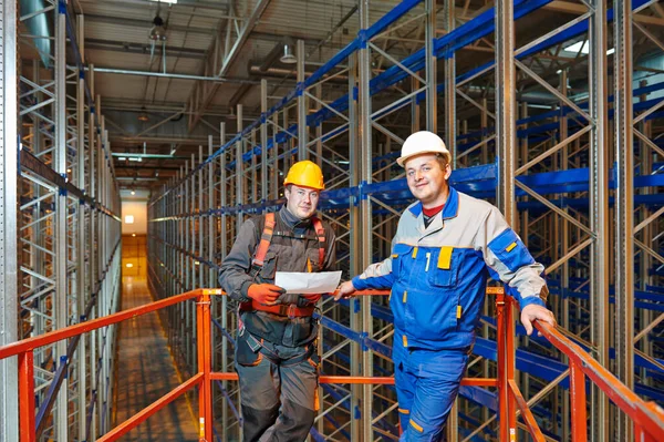 Lavoratore Magazzino Sorridente Ingegnere Ispettore Uniforme Vicino Rack Stack Nel — Foto Stock