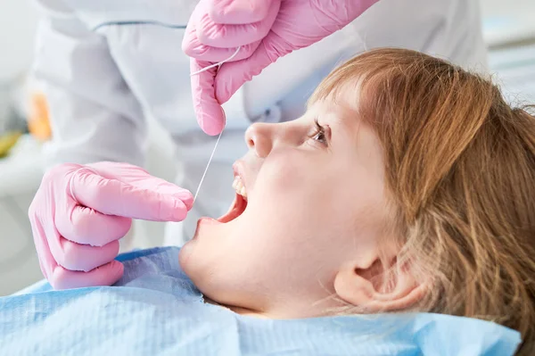 儿童牙科 利特尔女孩的牙医检查 专业的预防牙齿清洁和治疗 医生手拿牙线 — 图库照片