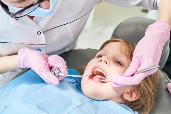 Dentyzm Dziecięcy Dziewczyna Litle Badanie Dentystyczne Profesjonalne Profilaktyczne Czyszczenie Zębów — Zdjęcie stockowe