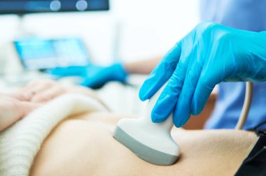 Tıbbi ultrason görüntüleme ve tarama. Klinikteki kadın hastanın midesini inceliyorum. Kanser erken tanı.