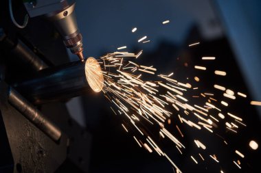 Tüp lazer kesme makinesinde kıvılcımlı yuvarlak metal boruların CNC lazer kesimi