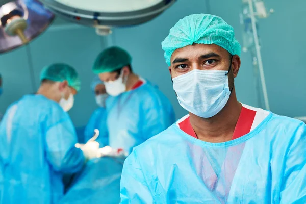 Cirurgião Frente Equipe Cirurgiões Hospital Fazendo Intervenções Cirúrgicas Invasivas Sala — Fotografia de Stock
