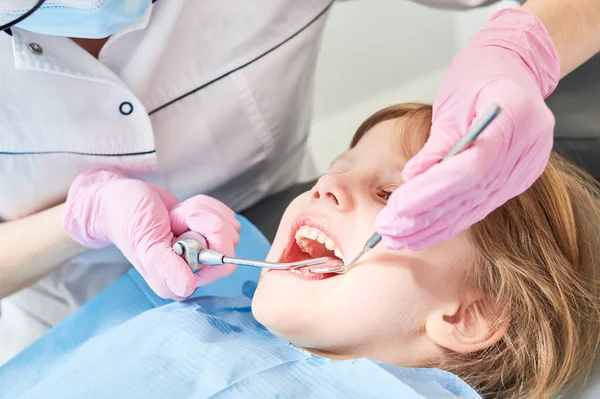 Odontologia Infantil Litle Menina Exame Dentista Profissional Limpeza Dentes Preventiva Fotos De Bancos De Imagens