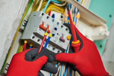 Elektrikçi elektrik fusebox ya da şalter kutusu ekipman vidalama