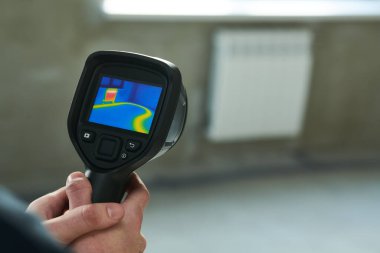 Sıcaklığı kontrol etmek ve yerde ısıtma boruları bulmak için inşaat binasının termal görüntüleme kamerası denetimi