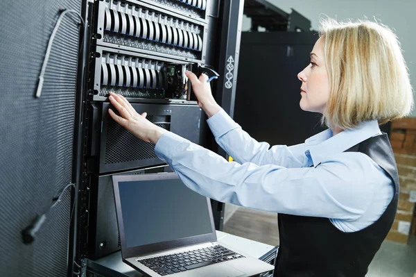 云存储服务 女性主网工程师更换服务器机房中的硬件存储磁盘 — 图库照片