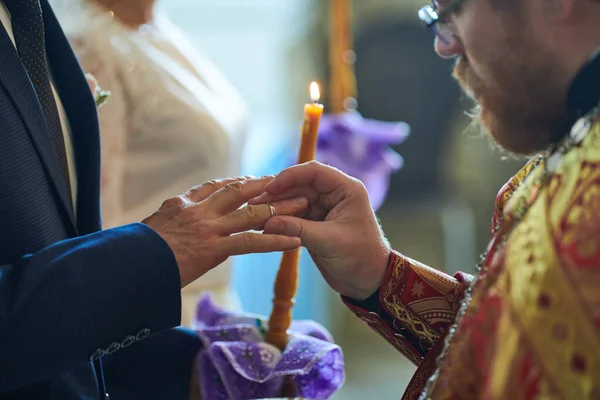 Cerimonia Fidanzamento Chiesa Sposo Sposa Durante Scambio Fedi Rito Ortodosso — Foto Stock