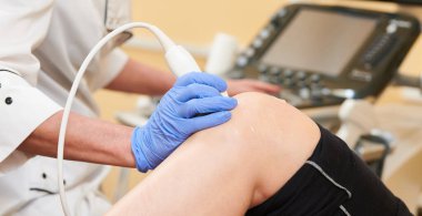 Ultrason taraması. Klinikteki yetişkin bir hastanın dizini inceliyorum. Erken teşhis eklem hastalığı