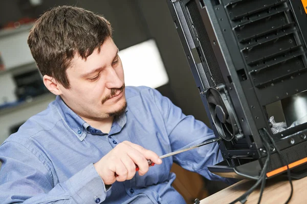Computer Assemblage Reparatie Service Reparateur Installeren Koelventilator Tijdens Case Onderhoud — Stockfoto