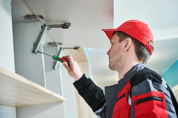 Montagem Móveis Profissional Empreiteiro Trabalhador Carpinteiro Instalando Armário Guarda Roupa — Fotografia de Stock