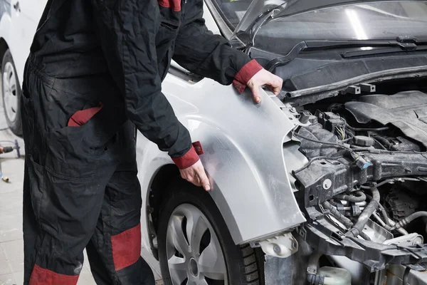 Carrozzeria Assemblaggio Prima Della Riparazione Verniciatura Officina Garage Riparatore Professionista — Foto Stock