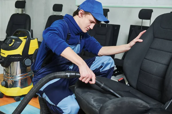 Limpeza Assentos Carro Pano Limpeza Assento Automóvel Com Aspirador Durante — Fotografia de Stock