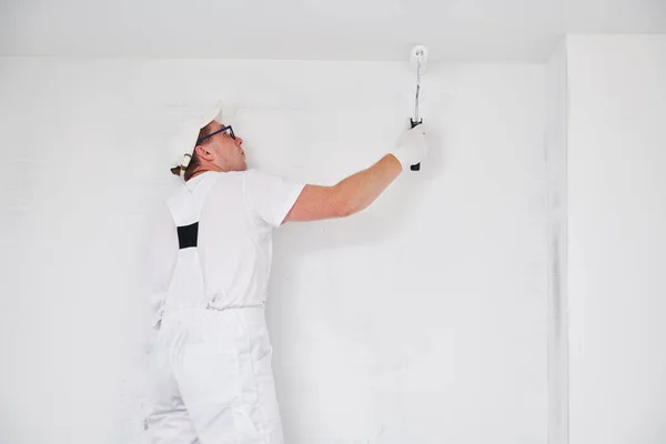 Peintre Travailleur Avec Rouleau Peinture Surface Plafond Couleur Blanche Maison — Photo