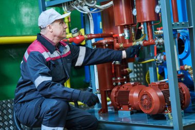 Endüstriyel petrol ve gümrük. Endüstriyel işçiler petrol arıtma ya da fiyatlandırma makinesinin boru hattına açık valf
