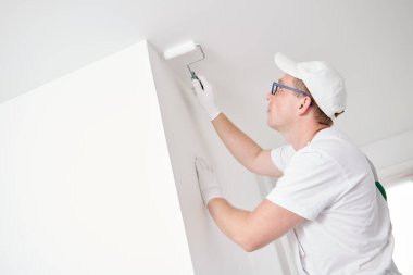 Evde impovement ve yenileme beyaz renk içine rulo boyama tavan yüzeyi ile ressam işçi
