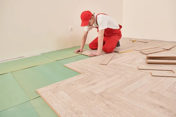 Instalação Piso Interior Carpinteiro Trabalhador Instalação Piso Laminado Com Decoração — Fotografia de Stock