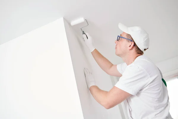 Peintre Travailleur Avec Rouleau Peinture Surface Plafond Couleur Blanche Maison — Photo