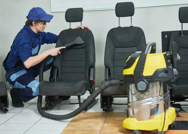 クロスカーシートクリーニング 詳細中に掃除機で自動車のシートクリーニング — ストック写真