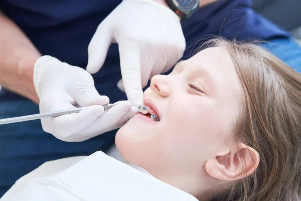 Supporti Installazione Manutenzione Bambina Esame Dentisti — Foto Stock