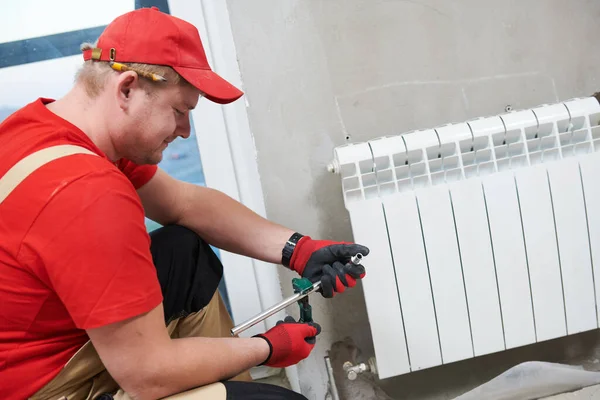 仕事中の配管工 給湯ラジエーターの接続または修理 — ストック写真