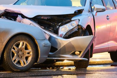 İki araba çarpıştı. Şehir caddesinde trafik kazası. Hasarlı otomobil önde çarpıştı