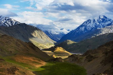 Manzaralı Hindistan Himalayaları Dağları Spiti Vadisi manzarası. Yürüyüş, tırmanma ve dağcılık konsepti