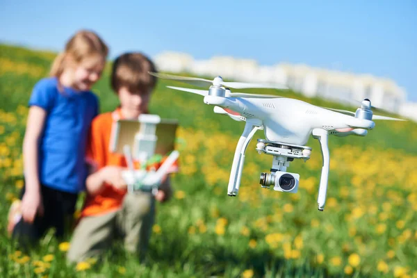Jongen Meisje Samen Bedienen Drone Vliegen Zweven Door Afstandsbediening Het — Stockfoto