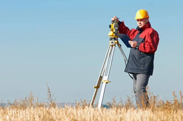 Trabalhador Topógrafo Construção Com Theodolite Livre Sobre Céu Azul — Fotografia de Stock