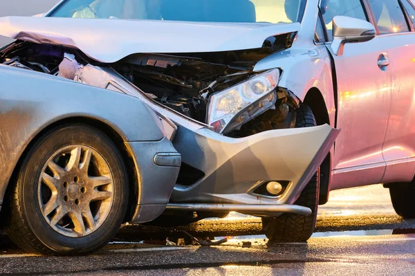 Dos Coches Chocan Accidente Coche Calle Ciudad Automóvil Dañado Colisionó — Foto de Stock